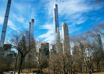 Apleisti Niujorko dangoraižiai, kuriuose milijardieriai slepia savo turtus