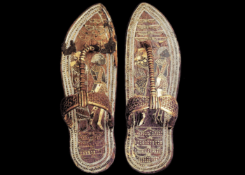 Archeologai tiria Tutanchamono sandalus: ką reiškia pavaizduoti sutrypti priešai?