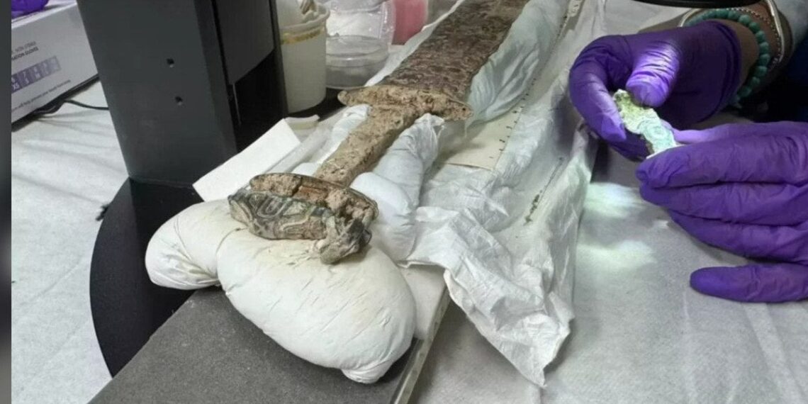 Šokiruojantis radinys: 1500 metų anglosaksiškas kardas slepia runų paslaptį