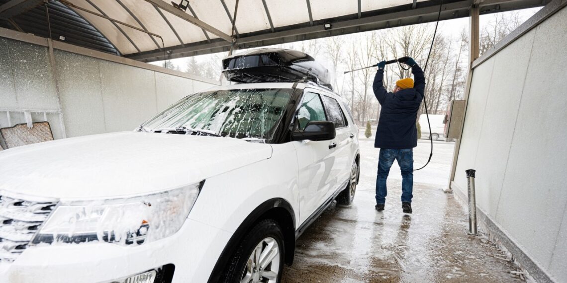 Ar verta plauti automobilį žiemą? Kada plovimas padeda, o kada kenkia.
