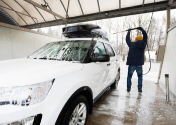 Ar verta plauti automobilį žiemą? Kada plovimas padeda, o kada kenkia.