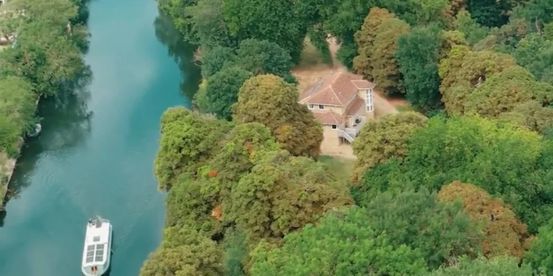 Paaiškėjo, kur slapta susitikinėjo Anglijos karalius ir jo meilužė