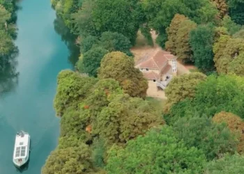 Paaiškėjo, kur slapta susitikinėjo Anglijos karalius ir jo meilužė