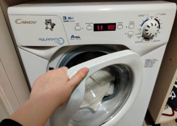 Atverti ar palikti uždarytas skalbimo mašinos dureles po skalbimo? Meistras sudėliojo taškus