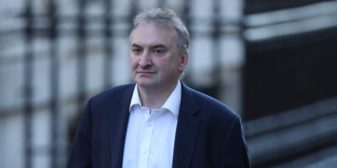 Aukščiausias JK pareigūnas traukiasi iš pareigų: kas vyksta premjero rūmuose?