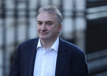 Aukščiausias JK pareigūnas traukiasi iš pareigų: kas vyksta premjero rūmuose?