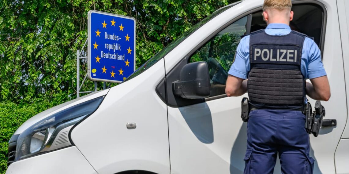 Berlynas smogia migrantų srautams: naujos patikros kelia įtampą Europoje