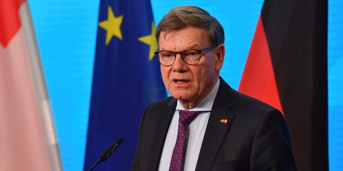 Vokietijos spaudimas Prancūzijai: mažinti išmokas dėl kariuomenės?