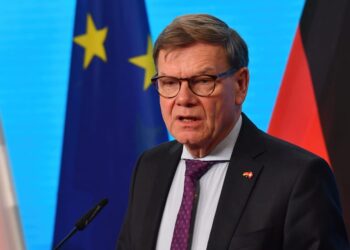 Vokietijos spaudimas Prancūzijai: mažinti išmokas dėl kariuomenės?