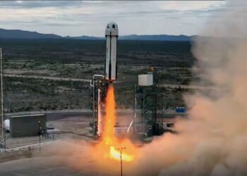 Bezosas keičia žaidimo taisykles: „Blue Origin“ ruošiasi rimtai kovai su „SpaceX“
