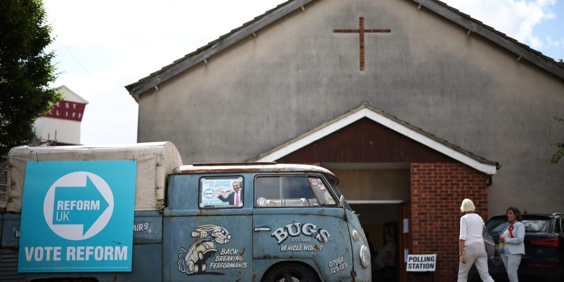 Britų politikas Farage’as siūlo uždrausti bažnyčių pavertimą mečetėmis: kilo audringos diskusijos