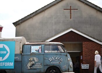 Britų politikas Farage’as siūlo uždrausti bažnyčių pavertimą mečetėmis: kilo audringos diskusijos