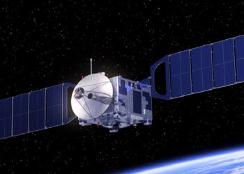 Britų tyrimas: jūroje statomos vėjo jėgainės gali tapti milžiniškomis kosminės saulės energijos antenomis