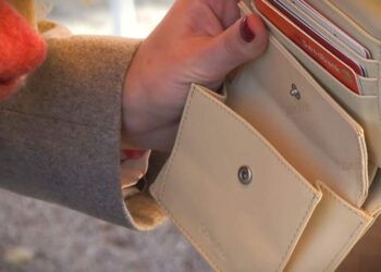 „Buvau tikra, kad kortelė piniginėje“: kodėl prie bankomato verta palaukti 10 sekundžių