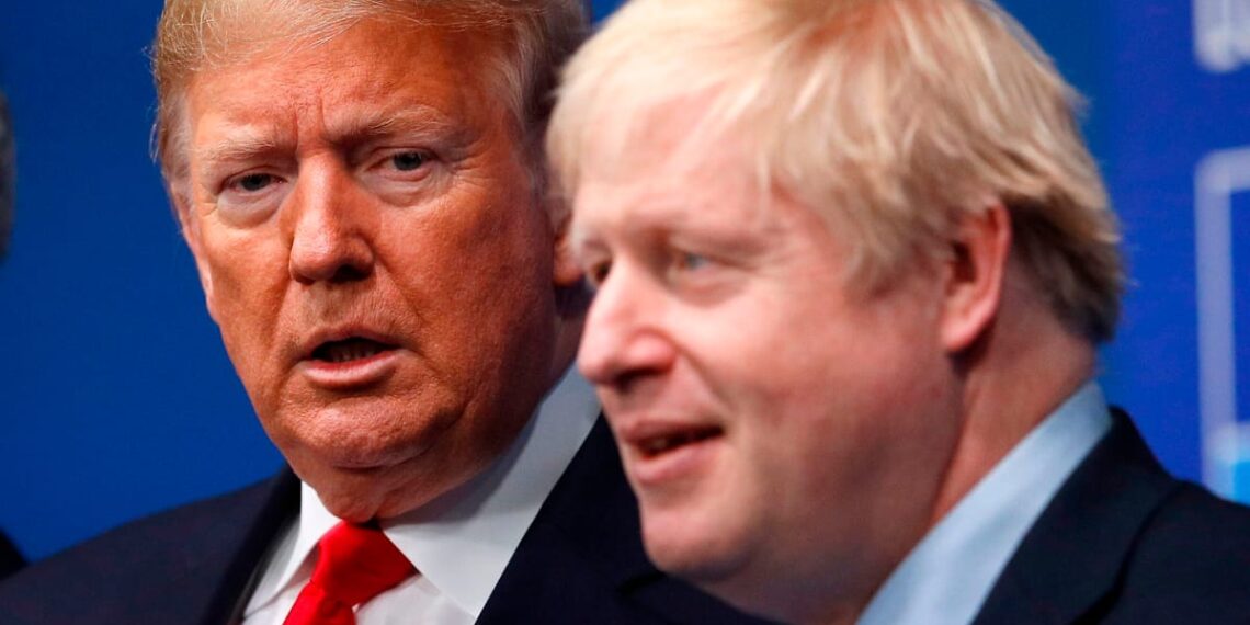 Borisas Johnsonas esą prašė D. Trumpo sužlugdyti jautrų Britanijos salų sandorį