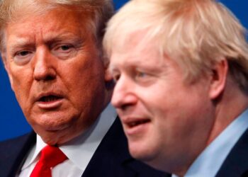 Borisas Johnsonas esą prašė D. Trumpo sužlugdyti jautrų Britanijos salų sandorį