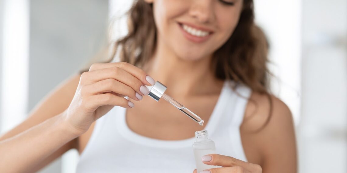 Dermatologai įspėja: 4 moksliškai patvirtinti ingredientai, be kurių tavo kosmetika – tik muilo burbulas