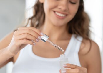 Dermatologai įspėja: 4 moksliškai patvirtinti ingredientai, be kurių tavo kosmetika – tik muilo burbulas