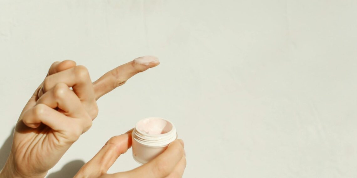 Dermatologė perspėja: ši dažna klaida keičiant odos priežiūrą pavasarį gali pakenkti odai