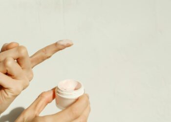 Dermatologė perspėja: ši dažna klaida keičiant odos priežiūrą pavasarį gali pakenkti odai