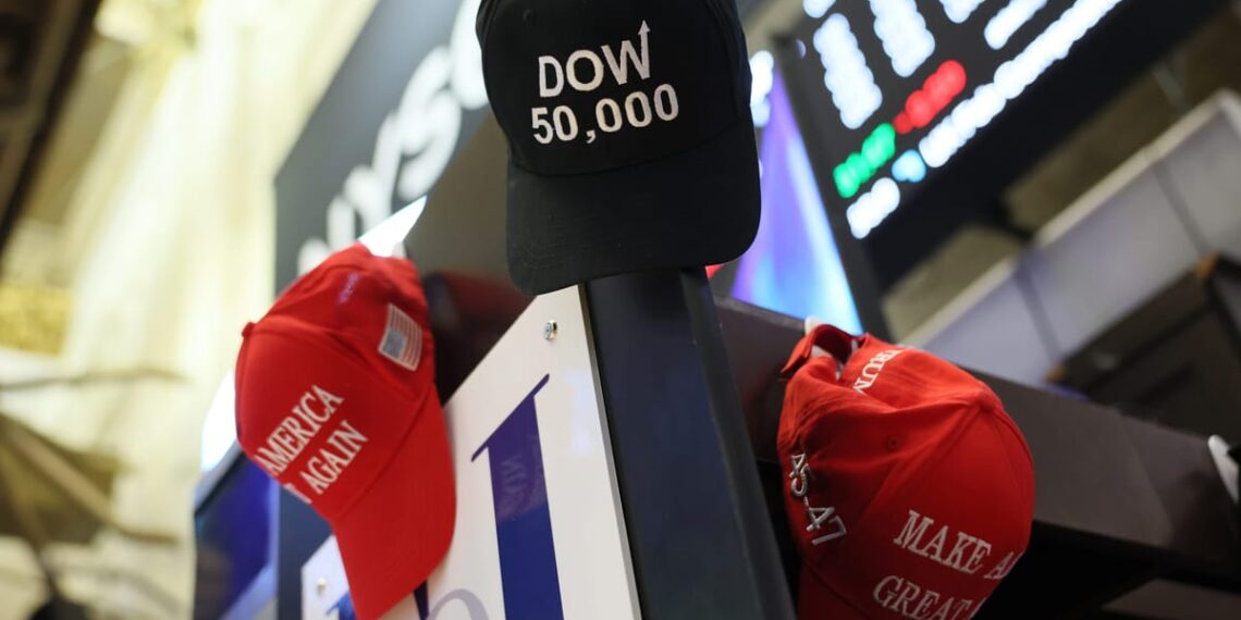 Didžioji Britanija išsaugo prekybos privilegijas su JAV nepaisant Trumpo muitų