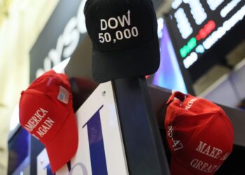 Didžioji Britanija išsaugo prekybos privilegijas su JAV nepaisant Trumpo muitų