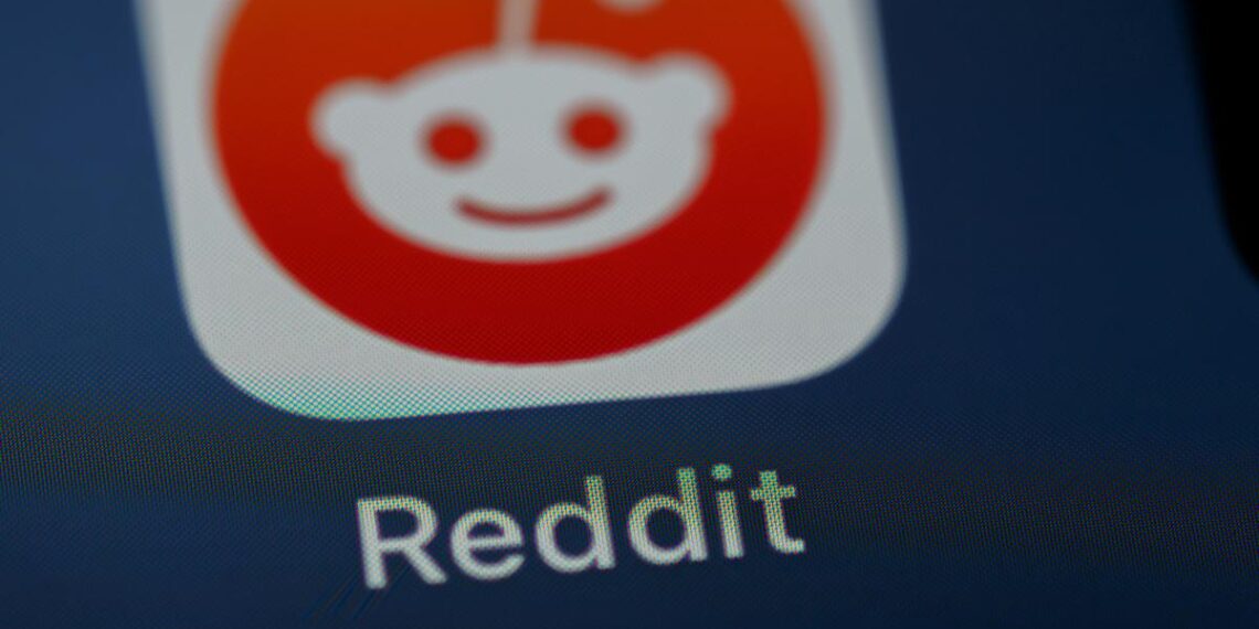 Didžioji Britanija skyrė „Reddit“ 19,6 mln. € baudą dėl amžiaus tikrinimo pažeidimų