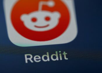 Didžioji Britanija skyrė „Reddit“ 19,6 mln. € baudą dėl amžiaus tikrinimo pažeidimų