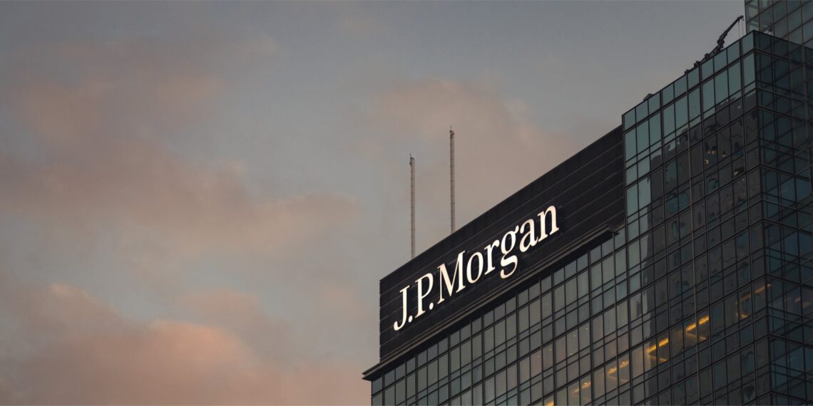 Smūgis Volstritui: ECB skyrė „J.P. Morgan“ milijoninę baudą