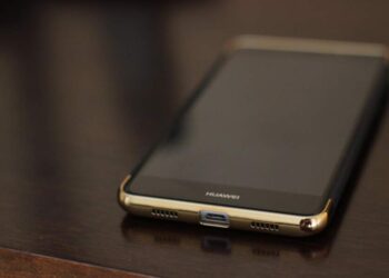 Ekspertai perspėja: šių frazių geriau nesakyti šalia įjungto telefono