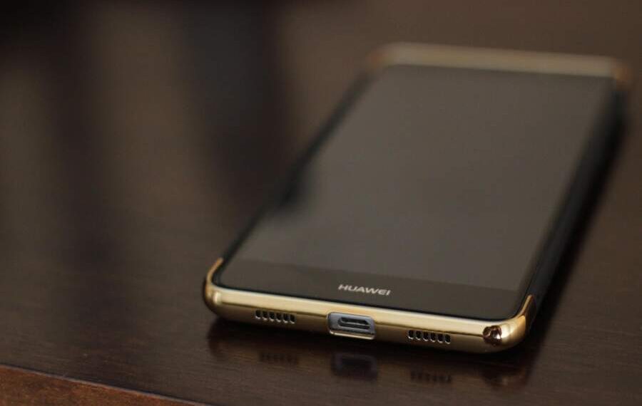 Ekspertai perspėja: šių frazių geriau nesakyti šalia įjungto telefono