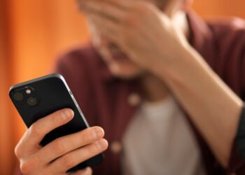 Laikote tai telefone? Ekspertai įspėja – galite prarasti pinigus