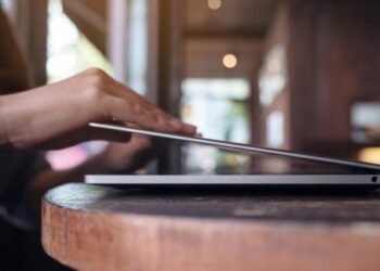 Ekspertai perspėja: štai kas nutinka, kai tiesiog užveriate nešiojamą kompiuterį jo neišjungę