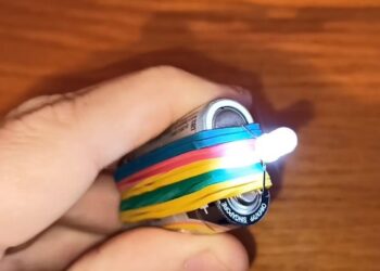 Elektrikas parodė paprastą triuką: kaip iš dviejų baterijų pasidaryti žibintuvėlį