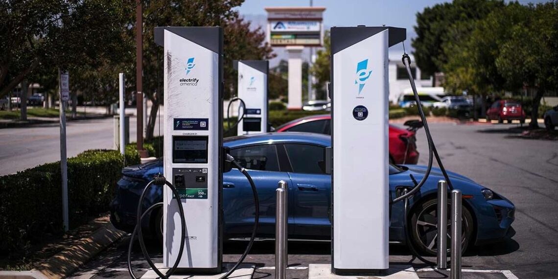 Elektromobilių įkrovimo plėtra JAV tęsiasi, tačiau Trumpo administracija kuria naujas kliūtis