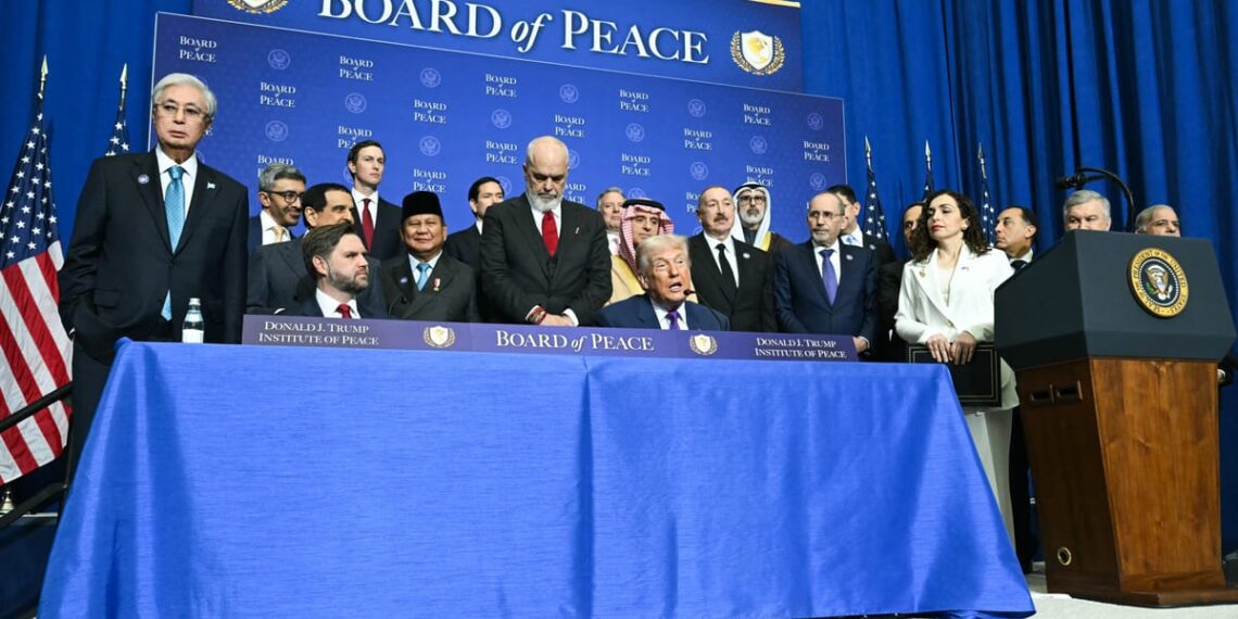 Europos Parlamente – pasipiktinimas: Komisija esą nusileidžia Trumpo iniciatyvai