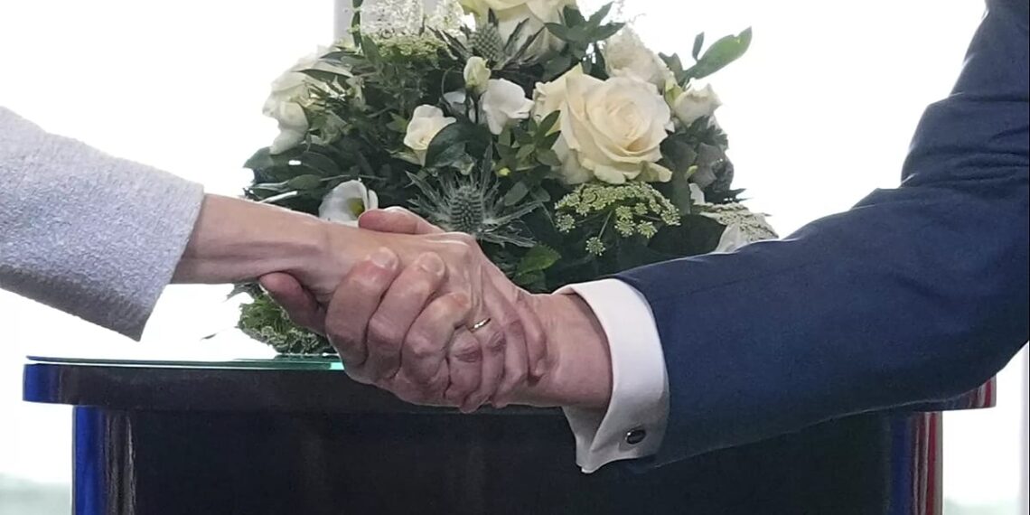 Prekybos derybos pakibo ant plauko: Europos Parlamentas sustabdė susitarimą su JAV