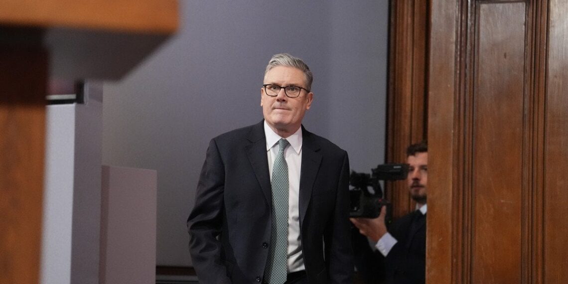 Epšteino šešėlis virš Starmerio: ar skandalas gali kainuoti jam postą?