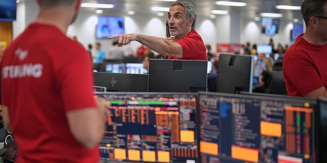 ES biržos kyla į rekordines aukštumas: muitų baimės traukiasi