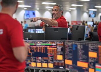 ES biržos kyla į rekordines aukštumas: muitų baimės traukiasi