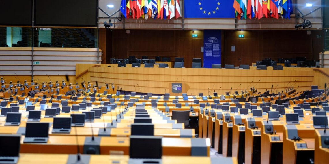 ES smogia atgal: Europos Parlamentas stabdo prekybos susitarimą su JAV po naujų Trumpo muitų