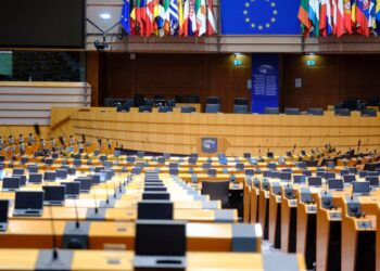 ES smogia atgal: Europos Parlamentas stabdo prekybos susitarimą su JAV po naujų Trumpo muitų