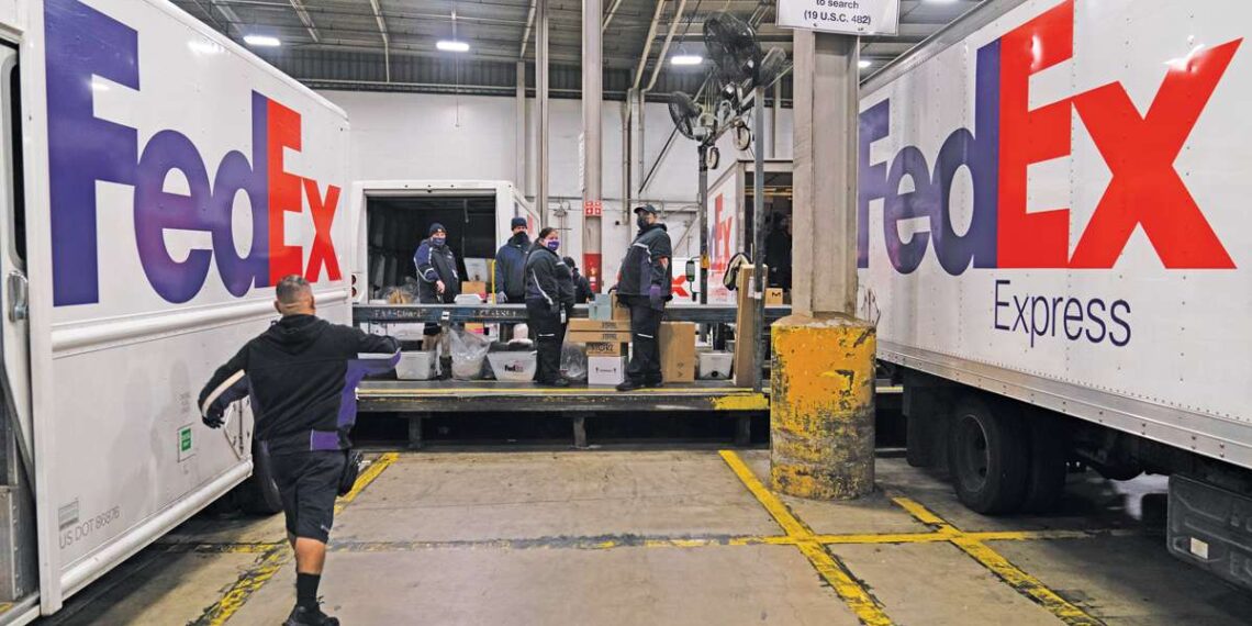 Dideli pokyčiai „FedEx“: milijonų siuntų gavėjų gali laukti nauja tvarka