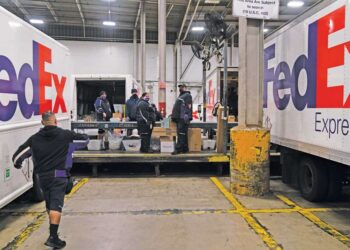 Dideli pokyčiai „FedEx“: milijonų siuntų gavėjų gali laukti nauja tvarka