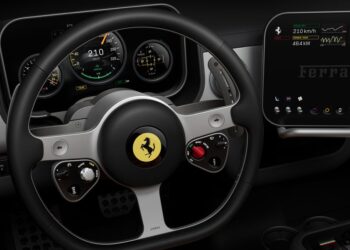 „Ferrari“ pirmasis elektromobilis „Luce“ stebina: Jony Ive kurtas salonas kelia susižavėjimą