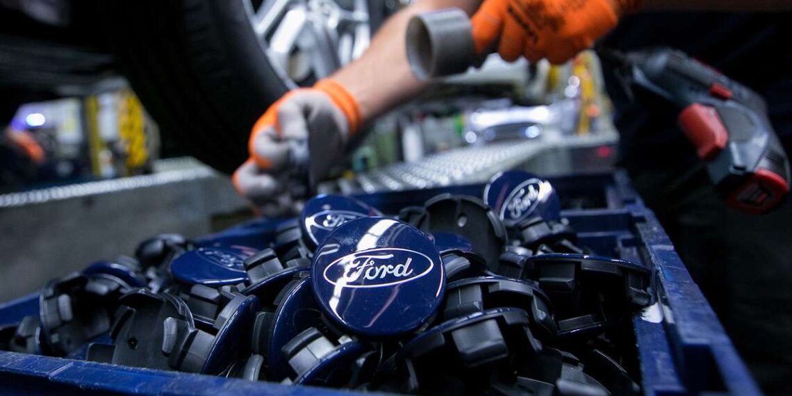 „Ford“ gerina prognozes, tačiau 2025 m. pelnui gresia muitų poveikis