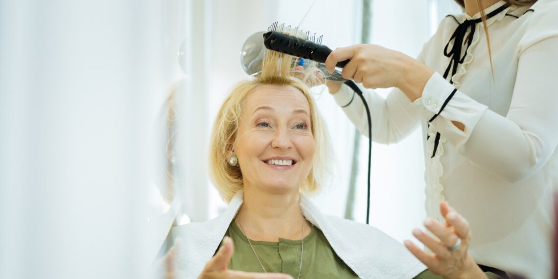 Norite atrodyti jauniau? Štai kokią grifką rinktis pagal veido formą po 60-ies