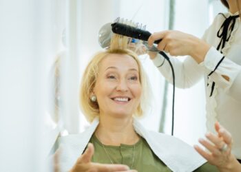 Norite atrodyti jauniau? Štai kokią grifką rinktis pagal veido formą po 60-ies