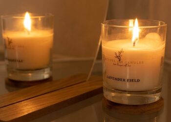 Paprastas namų triukas: pastatykite veidrodį už žvakės ir kambarys nušvis