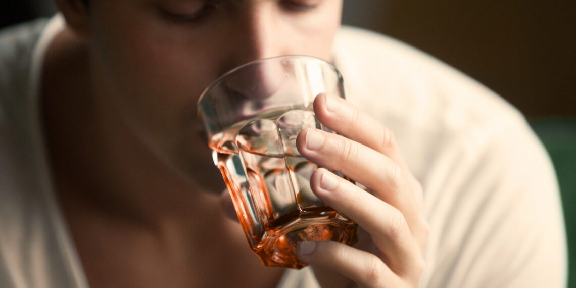 Lieknėjimas be dietų – tik su karštu vandeniu? Ekspertai nustebino atsakymu